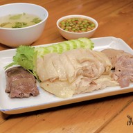 เมนูของร้าน เรือนขุนพิเรนท์ ข้าวมันไก่ ก๋วยเตี๋ยว นนทบุรี