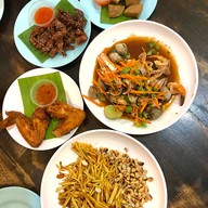 ยำปูม้าเจ็ดยอด สันผักหวาน