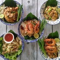 แมนโร่ผัดหมี่โคราชเจ้าเก่าดั้งเดิมหน้าวัดสระแก้ว