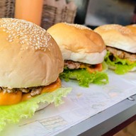 เบอร์เกอร์สามล้อแดง