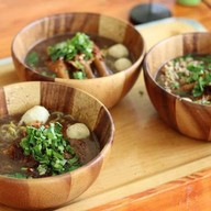 เมนูของร้าน ก๋วยเตี๋ยวเรือชามไม้ บ้านบึง ชลบุรี บ้านบึง ชลบุรี