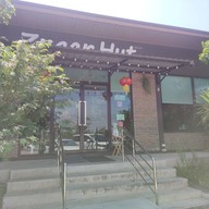 หน้าร้าน Zugar Hut Cafe ชลบุรี