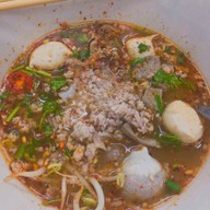 ต้นเรือน ก๋วยเตี๋ยวหมูเด้งต้มยำ กระเพราไร้น้ำมัน ตามสั่ง หมูกรอบ กาแฟ ทาวน์อินทาวน์