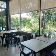 บรรยากาศ Zugar Hut Cafe ชลบุรี
