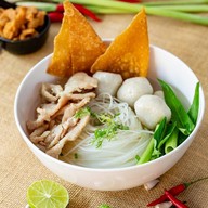 ⭐️หอมกะเพรา❤️🔥 ก๋วยเตี๋ยวหมูต้มยำโบราณ กรุงเก่า ตลาดเทพมงคล