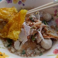 อินทัช ก๋วยเตี๋ยวหมู - เกี๊ยวปลา