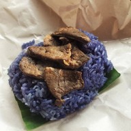 เมนูของร้าน เนื้อทอดอาลีสูตรเด็ดอิสลาม (สาขาธรรมศาสตร์ท่าพระจันทร์) ใช้วัสดุเป็นมิตรต่อสิ่งแวดล้อม ปราศจากผงชูรส