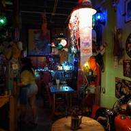 บรรยากาศ A.M.P Burger & Bar