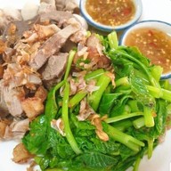 เมนูของร้าน ก๋วยเตี๋ยววัดน้อย