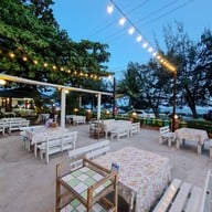 หาดแสงจันทร์ซีฟู้ดแอนด์รีสอร์ท หาดแสงจันทร์ซีฟู้ดแอนด์รีสอร์ท