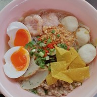 ก๋วยเตี๋ยวหมู ต้มยำไข่