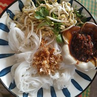 เมนูของร้าน ขนมจีนป้าดา เจ้าเก่าหลังนารีรัตน์ ประตูชัย