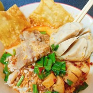 ก๋วยเตี๋ยวลูกชิ้นยักษ์ลพบุรี(แม่ศรี)