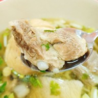 ก๋วยเตี๋ยวลูกชิ้นยักษ์ลพบุรี(แม่ศรี)