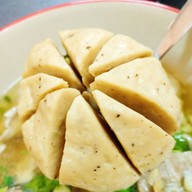 ก๋วยเตี๋ยวลูกชิ้นยักษ์ลพบุรี(แม่ศรี)