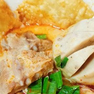 ก๋วยเตี๋ยวลูกชิ้นยักษ์ลพบุรี(แม่ศรี)