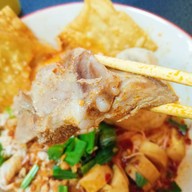 ก๋วยเตี๋ยวลูกชิ้นยักษ์ลพบุรี(แม่ศรี)