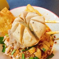 ก๋วยเตี๋ยวลูกชิ้นยักษ์ลพบุรี(แม่ศรี)