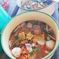 เมนูของร้าน ก๋วยเตี๋ยวปิ่นโตห้อยขา ริมน้ำ วัดต้นเชือก บางใหญ่