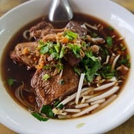 เมนูของร้าน ก๋วยเตี๋ยวเป็ดตุ๋น ร้านธรรมดา มาบตาพุด