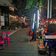 หน้าร้าน ลาบยโสธร สามเหลี่ยมดินเเดง