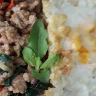 โกโก้ 2 พี่น้อง คาเฟ่+กระเพรา +หมูกรอบ (กาแฟ,ชาตรามือ,ชามะนาว,ชาเย็น,ชาดำเย็น,นมเย็นชมพู,โกโก้,โอวัลติน,น้ำแดง,)& กะเพราป่าพริกแห้ง+พริกสด โกโก้ 2 พี่น้อง