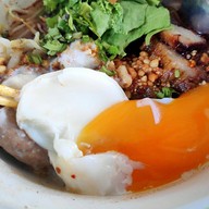เมนูของร้าน ก๋วยเตี๋ยวทางโค้ง