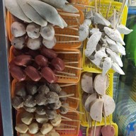 คุณน้องลูกชิ้นทอด ย่างลวกยำฟรี