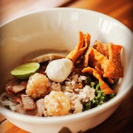 ก๋วยเตี๋ยวปุ๊ หลังศาลากลางพิษณุโลก