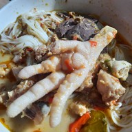 คุณน้องลูกชิ้นทอด ย่างลวกยำฟรี