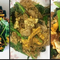 ราดหน้า ราดหน้ายอดผัก เฮียไก่ หมู่บ้านบัวทอง หมู่บ้านบัวทอง