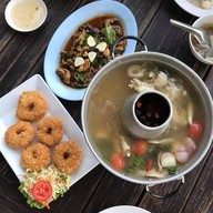 เมนูของร้าน คนลือลาบเป็ดริมมูล