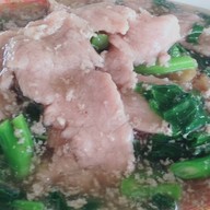 เทพ ราดหน้ายอดผัก by( จ๋า) ตรงข้ามสนามกอล์ฟรอยัลเจมส์