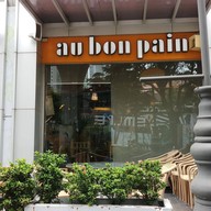 หน้าร้าน Au Bon Pain อาคารอาร์เอสยู