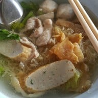 เมนูของร้าน ก๋วยเตี๋ยวปลา แยกศรีวรา