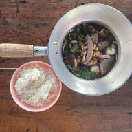 แดงราชา ก๋วยเตี๊ยวหมู-เนื้อตุ๋น ซอยพยอม22