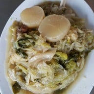 เมนูของร้าน ก๋วยเตี๋ยวปลา แยกศรีวรา