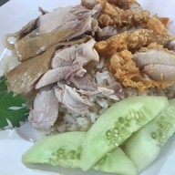 ร้านอุ้ม ตลาดนวลจันทร์ 38