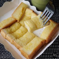 make me bread dessert and cafe