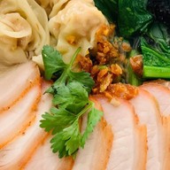 ร้านข้าวหมูแดง กรอกยายชา