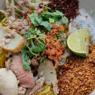 ก๋วยเตี๋ยวป้าเฉื่อย (ก๋วยเตี๋ยวหมูต้มยำตำลึงโบราณ)