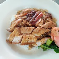 เมนูของร้าน เป็ดย่างน้ำผึ้งเจ้าเก่าบางรัก ตรงข้ามซอยวัดตะกล่ำ