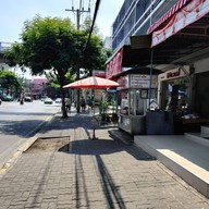 หน้าร้าน เป็ดย่างน้ำผึ้งเจ้าเก่าบางรัก ตรงข้ามซอยวัดตะกล่ำ