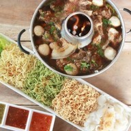เตี๋ยวตุ๋นหม้อไฟ Indy (ก๋วยเตี๋ยวหมูตุ๋น เนื้อตุ๋น) เขานิเวศน์