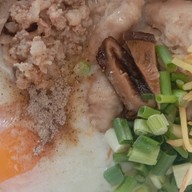 โจ๊กนายฮุย ตลาดสมสุขข้างตึกจัสมิน