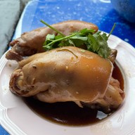 ร้านขาหมูเตาถ่าน สูตร 100 ปี และอาหารตามสั่ง ฟรีไข่ดาว