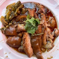 ร้านขาหมูเตาถ่าน สูตร 100 ปี และอาหารตามสั่ง ฟรีไข่ดาว