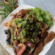 หน้าร้าน ร้านส้มตำบ้านริมคลอง