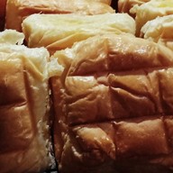 ร้านขนมปังปิ้งเตาถ่าน (ปังอึน)