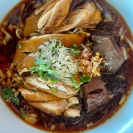 อิ่มเส้นริมโค้ง ก๋วยเตี๋ยวไก่ ข้าวซอย